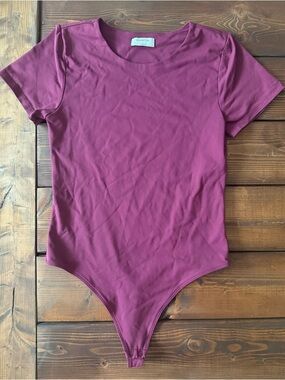 Aritzia Babaton Body Contour Bodysuit Plum Purple Short Sleeve Size L Large